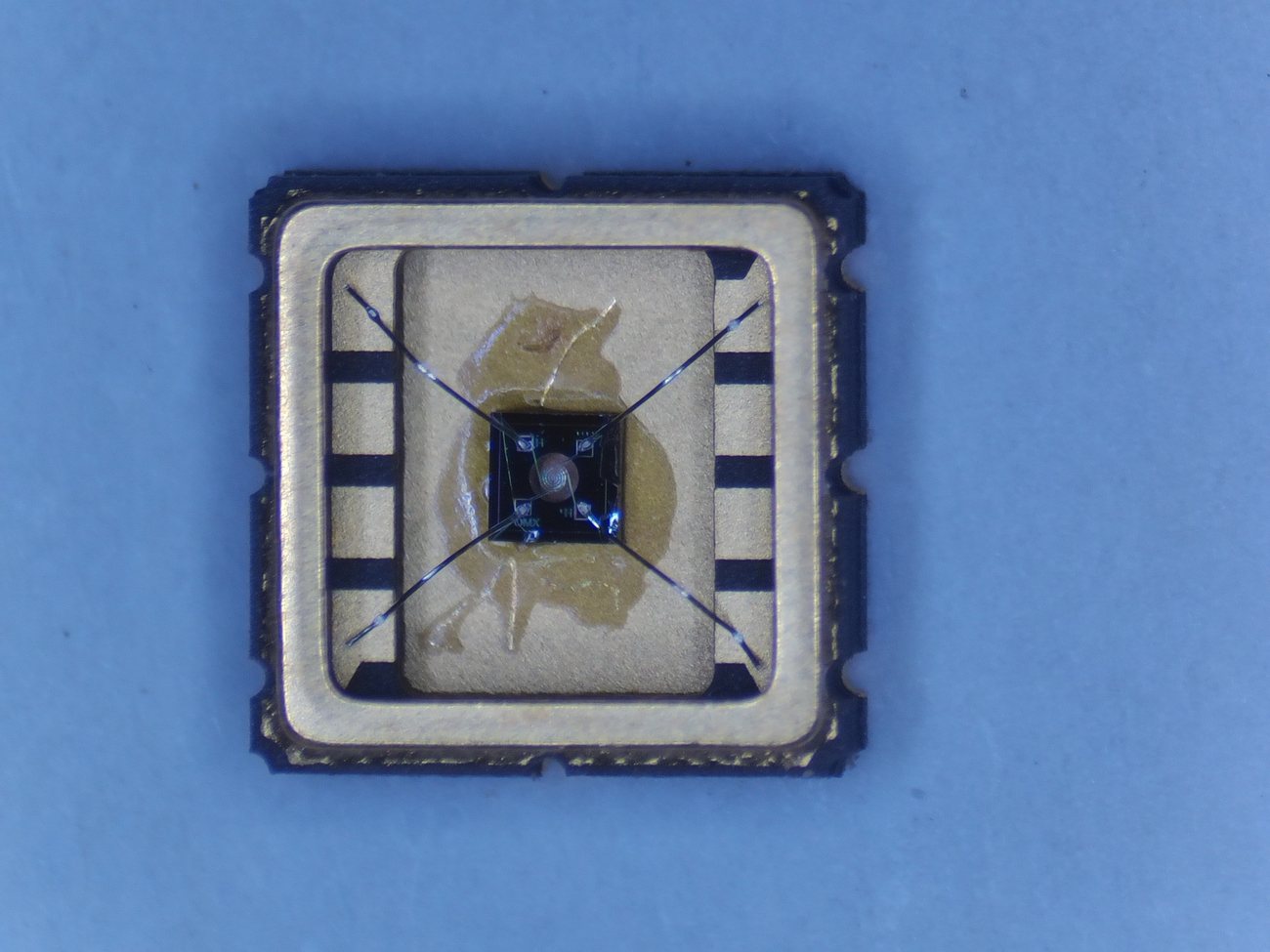 完成打線的陶瓷封裝 MEMS 氣體感測器